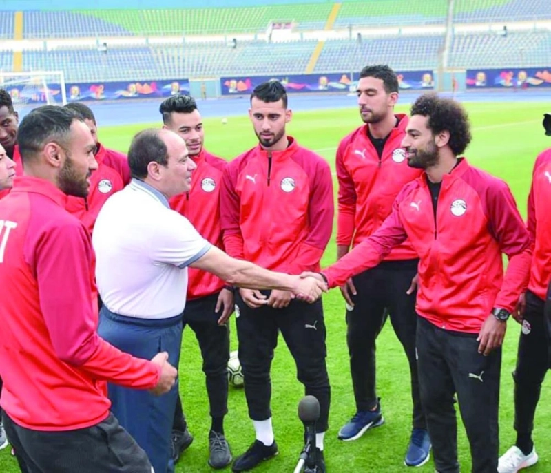 الرئيس السيسي مع صلاح وزملائه (وكالة أنباء الشرق الأوسط)