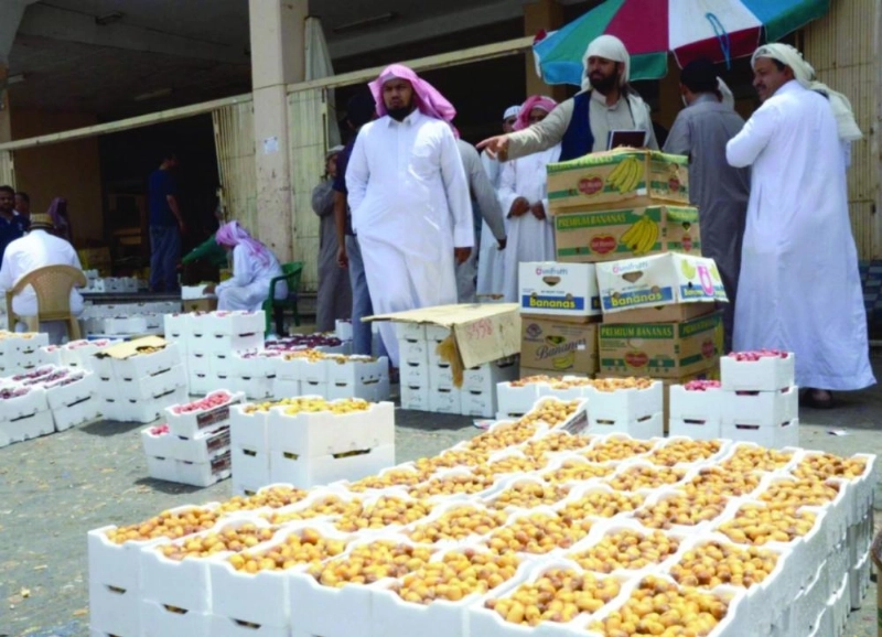 من سوق التمور في المدينة (واس)