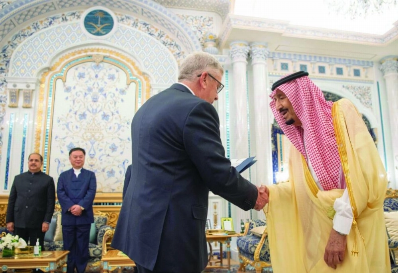 الملك سلمان يتسلم أوراق اعتماد السفير الأمريكي