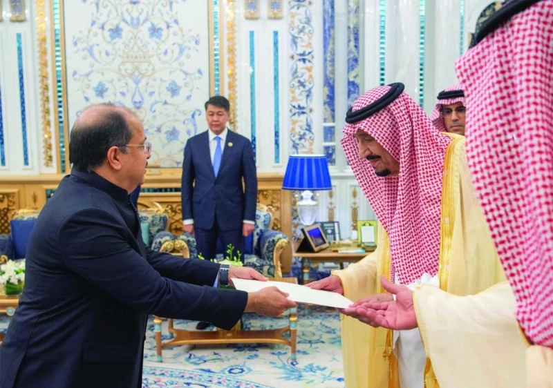 .. ويتسلم أوراق اعتماد سفير الهند