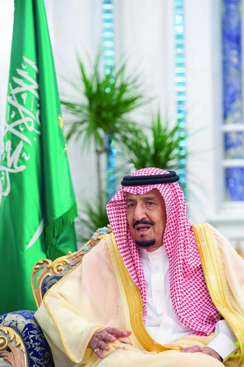 خادم الحرمين خلال استقباله السفراء بقصر السلام في جدة