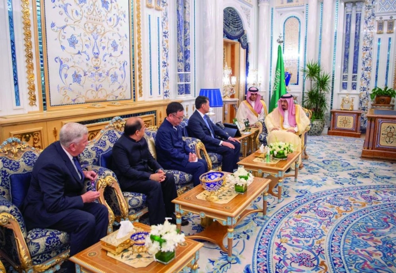 .. وخلال حديثه مع السفراء المعتمدين (واس)