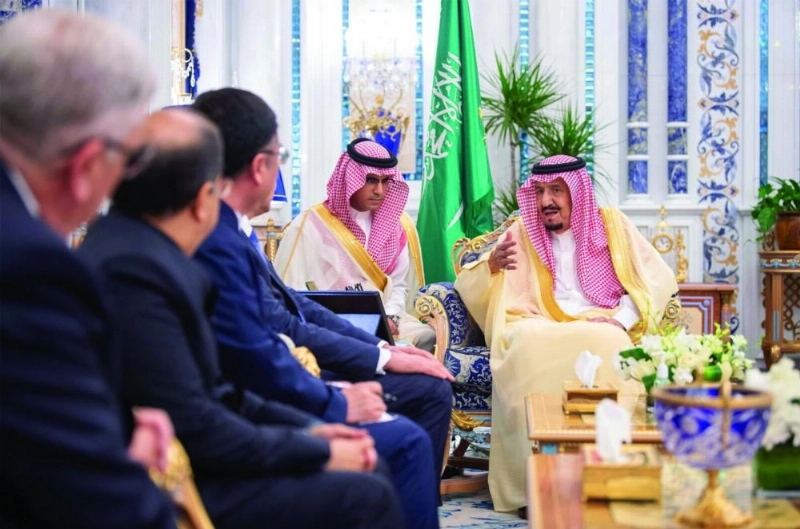 خادم الحرمين خلال حديثه مع السفراء المعتمدين