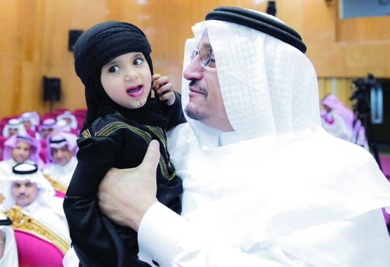 آل الشيخ يداعب طفلة خلال الجولة (مكة)