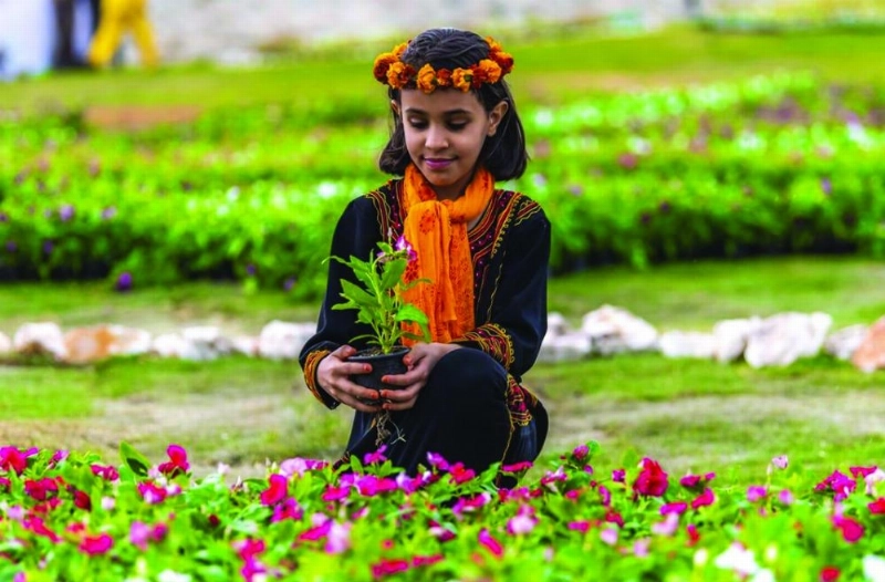 طفلة تتوسط سجادة الزهور (مكة)