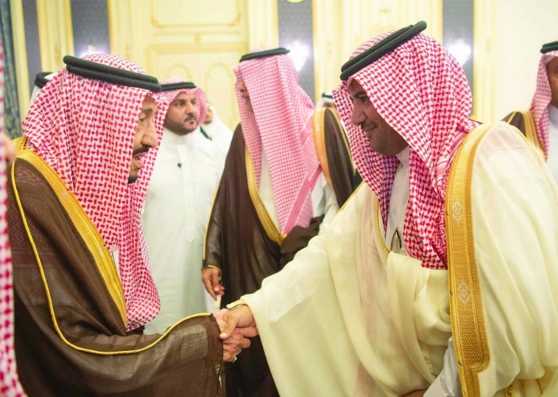 خادم الحرمين خلال استقباله الأمراء والعلماء وجمعا من المواطنين (واس)