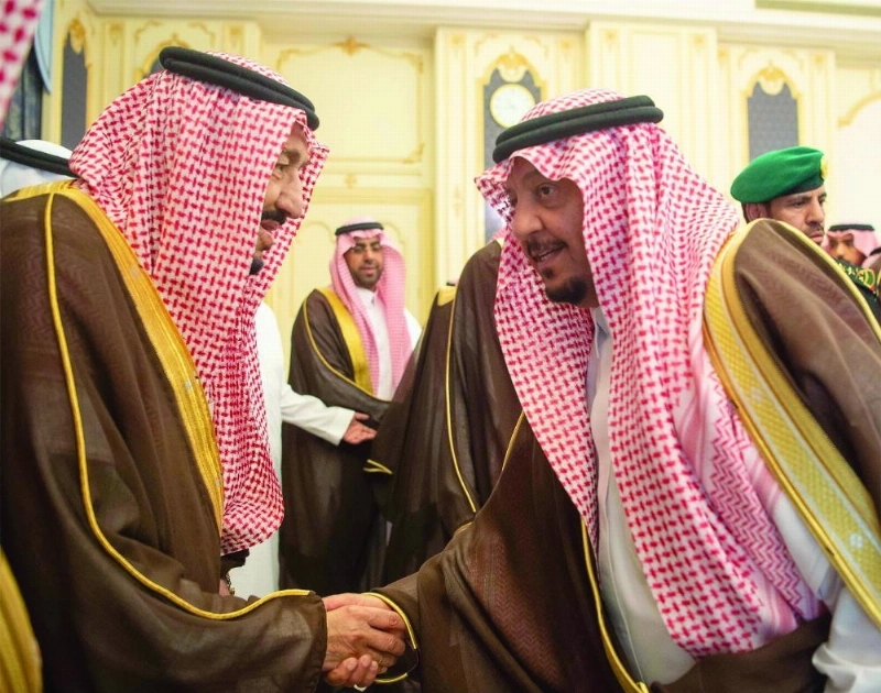 خادم الحرمين خلال استقباله الأمراء والعلماء وجمعا من المواطنين في قصر السلام بجدة أمس (واس)