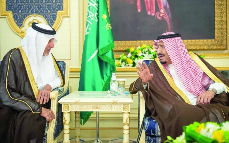 خادم الحرمين في حديث مع خالد الفيصل خلال الاستقبال (واس)