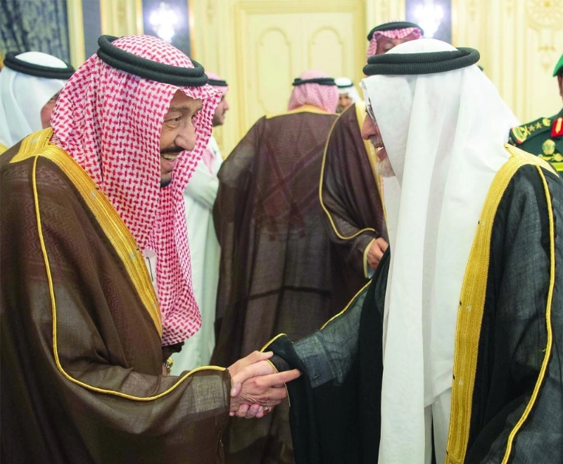 خادم الحرمين خلال استقباله الأمراء والعلماء وجمعا من المواطنين في قصر السلام بجدة أمس (واس)