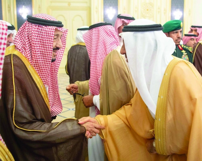خادم الحرمين خلال استقباله الأمراء والعلماء وجمعا من المواطنين في قصر السلام بجدة أمس (واس)