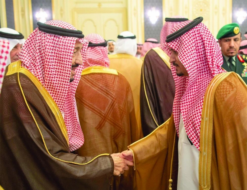 خادم الحرمين خلال استقباله الأمراء والعلماء وجمعا من المواطنين في قصر السلام بجدة أمس (واس)