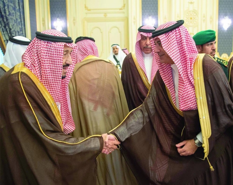 خادم الحرمين خلال استقباله الأمراء والعلماء وجمعا من المواطنين في قصر السلام بجدة أمس (واس)