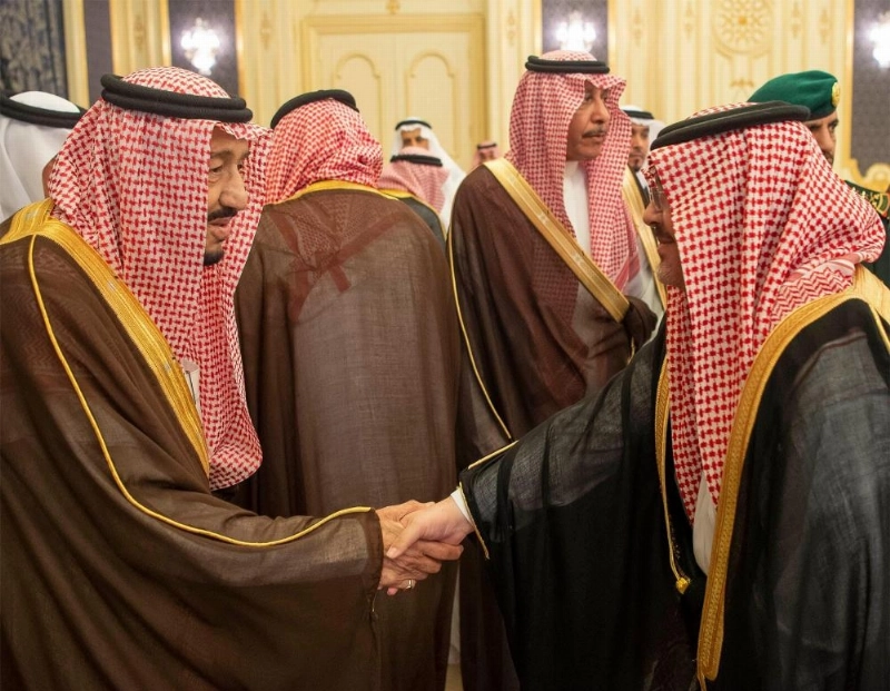 خادم الحرمين خلال استقباله الأمراء والعلماء وجمعا من المواطنين في قصر السلام بجدة أمس (واس)