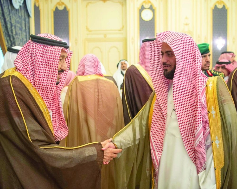 خادم الحرمين خلال استقباله الأمراء والعلماء وجمعا من المواطنين في قصر السلام بجدة أمس (واس)