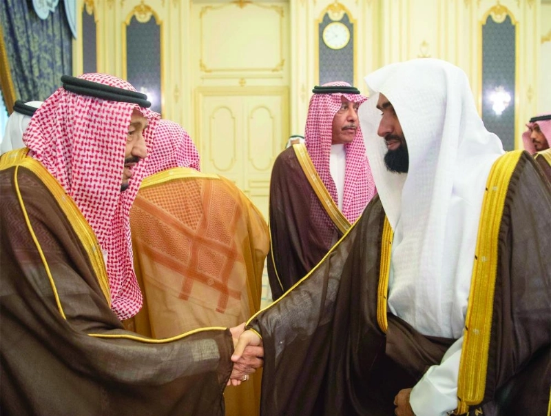 خادم الحرمين خلال استقباله الأمراء والعلماء وجمعا من المواطنين في قصر السلام بجدة أمس (واس)