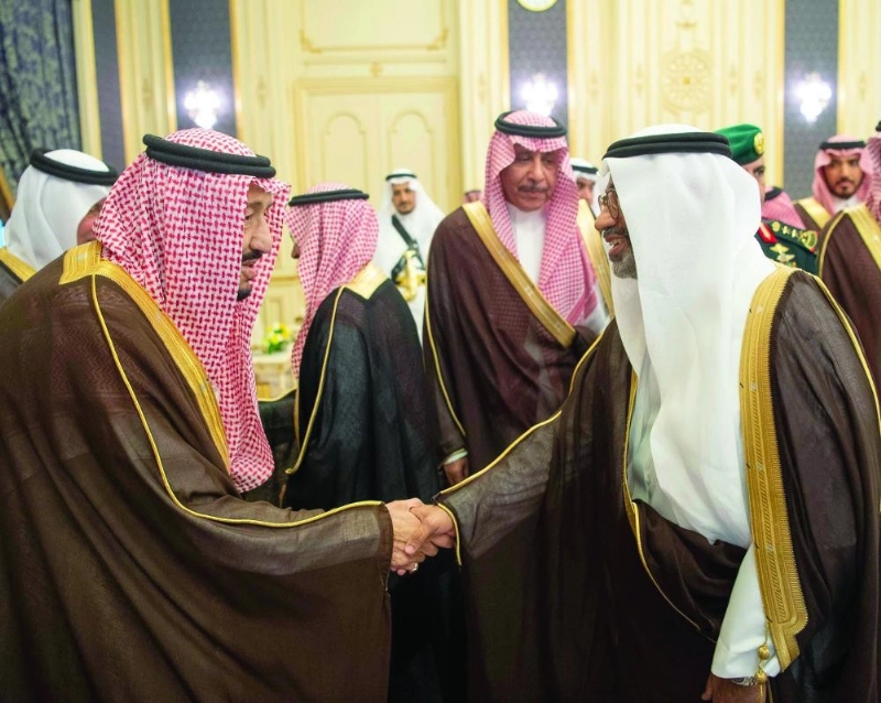 خادم الحرمين خلال استقباله الأمراء والعلماء وجمعا من المواطنين في قصر السلام بجدة أمس (واس)