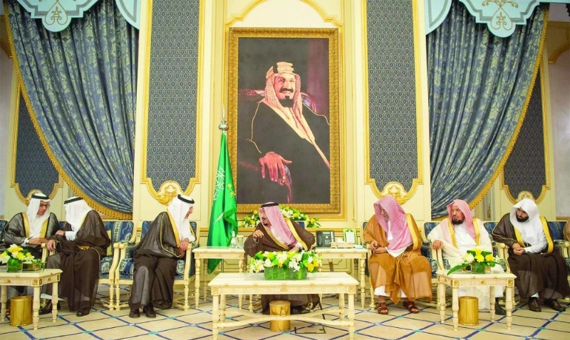 خادم الحرمين خلال استقباله الأمراء والعلماء وجمعا من المواطنين في قصر السلام بجدة أمس (واس)