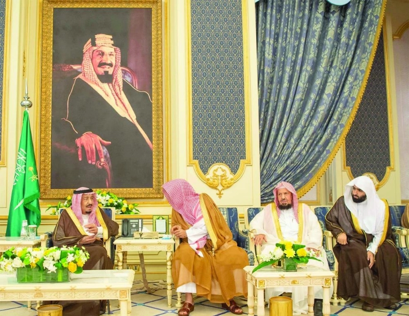خادم الحرمين خلال استقباله الأمراء والعلماء وجمعا من المواطنين في قصر السلام بجدة أمس (واس)