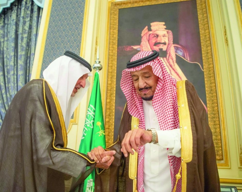 خادم الحرمين في حديث مع خالد الفيصل خلال استقباله الأمراء والعلماء ومواطنين في قصر السلام بجدة أمس (واس)