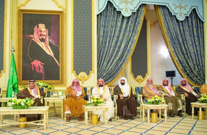 خادم الحرمين خلال استقباله الأمراء والعلماء وجمعا من المواطنين في قصر السلام بجدة أمس (واس)
