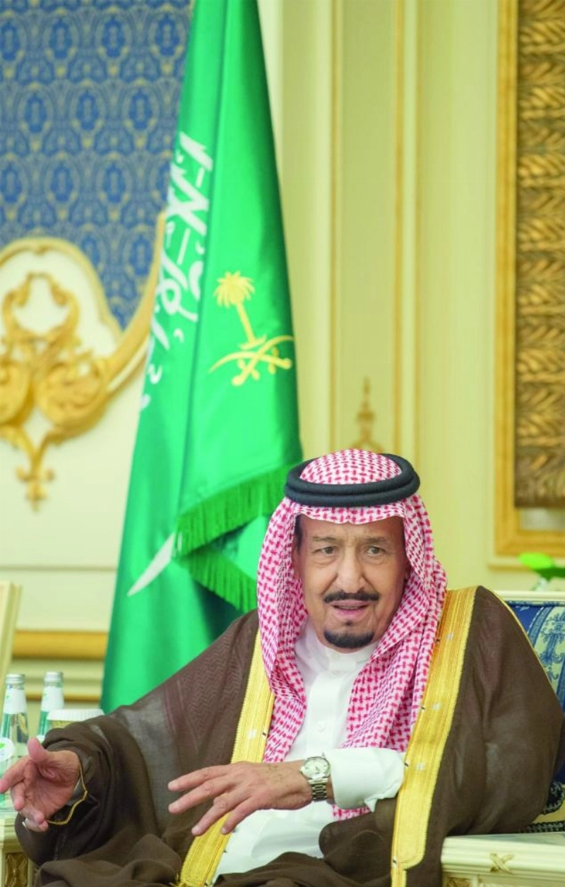 خادم الحرمين خلال استقباله الأمراء والعلماء وجمعا من المواطنين في قصر السلام بجدة أمس (واس)