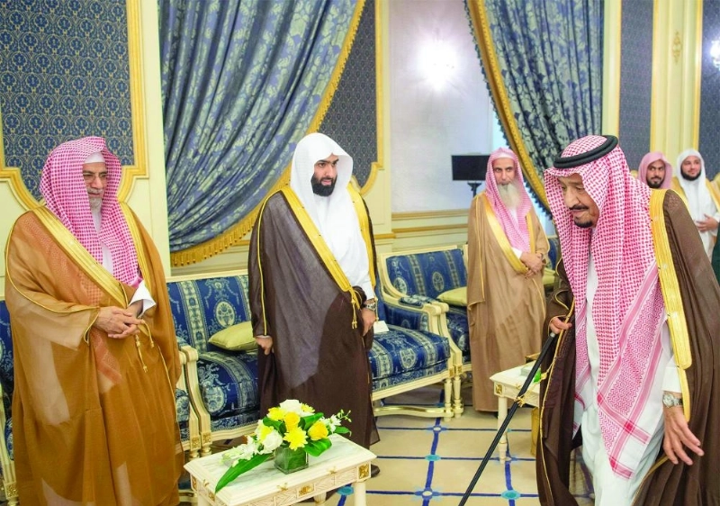 خادم الحرمين خلال استقباله الأمراء والعلماء وجمعا من المواطنين في قصر السلام بجدة أمس (واس)