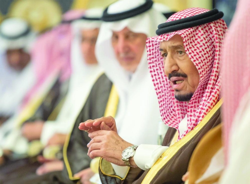 خادم الحرمين خلال استقباله الأمراء والعلماء وجمعا من المواطنين في قصر السلام بجدة أمس (واس)