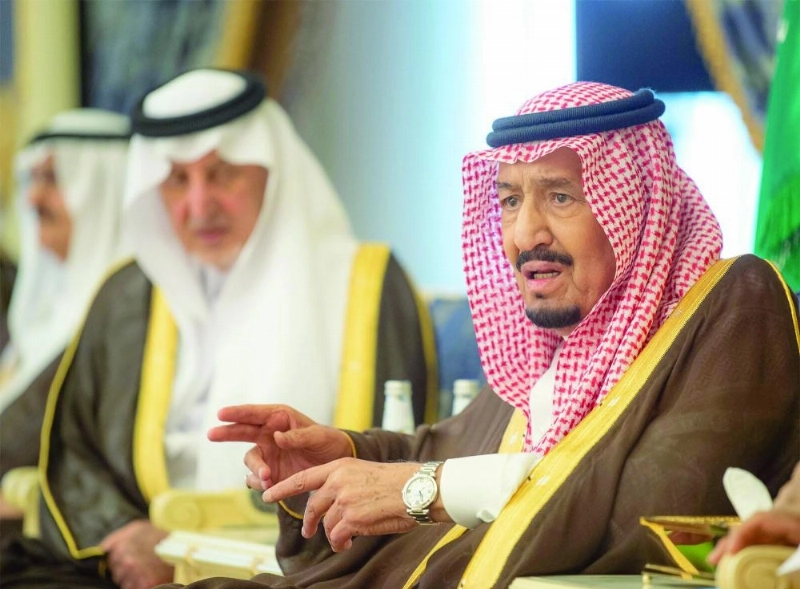 خادم الحرمين خلال استقباله الأمراء والعلماء وجمعا من المواطنين في قصر السلام بجدة أمس (واس)