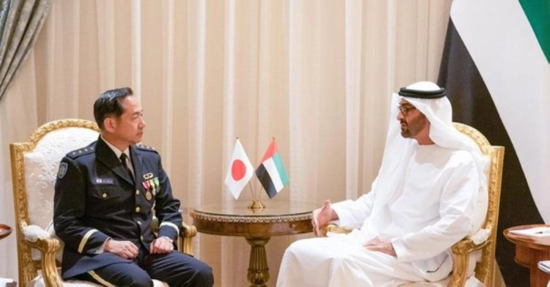 محمد بن زايد مع رئيس الأركان الياباني (د ب أ)