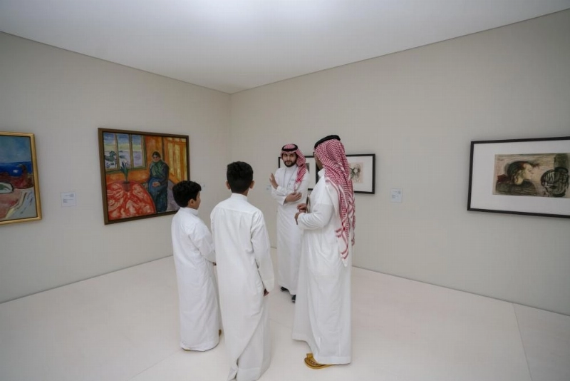 زوار في المعرض