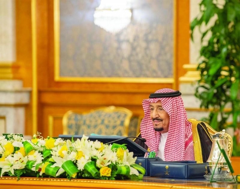 الملك سلمان لدى ترؤسه جلسة مجلس الوزراء في قصر السلام بجدة أمس (واس)