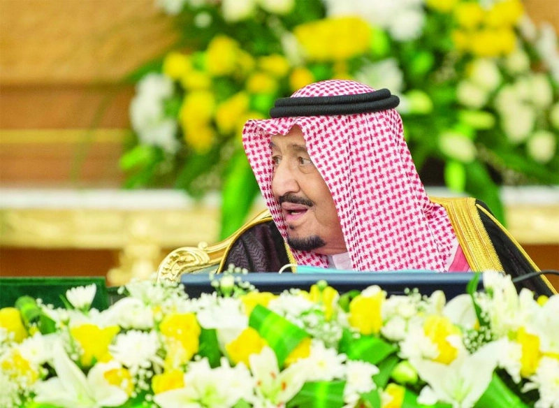 الملك سلمان لدى ترؤسه جلسة مجلس الوزراء في قصر السلام بجدة أمس (واس)