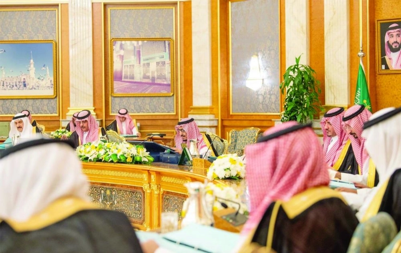 الملك سلمان لدى ترؤسه جلسة مجلس الوزراء في قصر السلام بجدة أمس (واس)