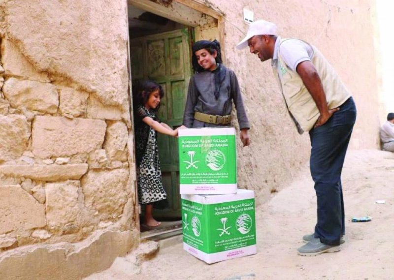 فريق المركز يوصل السلال للمنازل (واس)