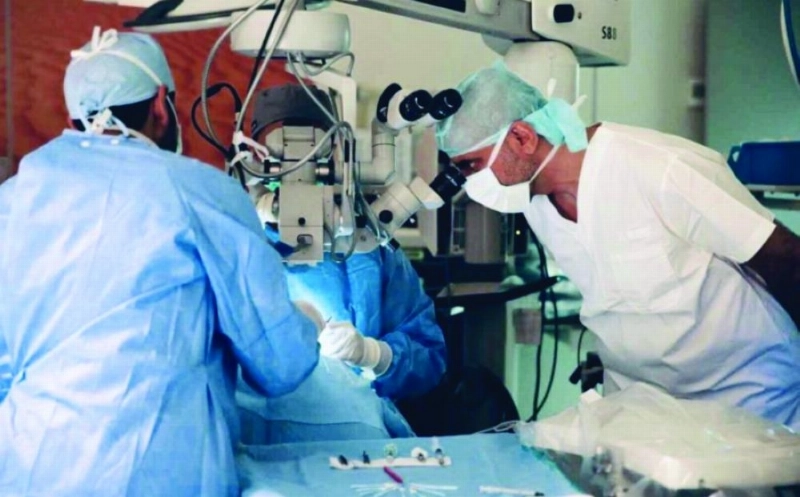 كادر طبي يجري فحصا بأحد المستشفيات (مكة)
