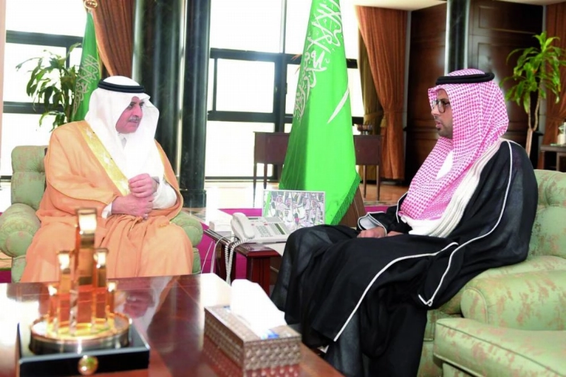فهد بن سلطان خلال استقباله أنس المشعبي (مكة)