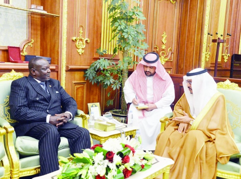عبدالله المعطاني لدى استقباله بيتر نيكولاس (مكة)