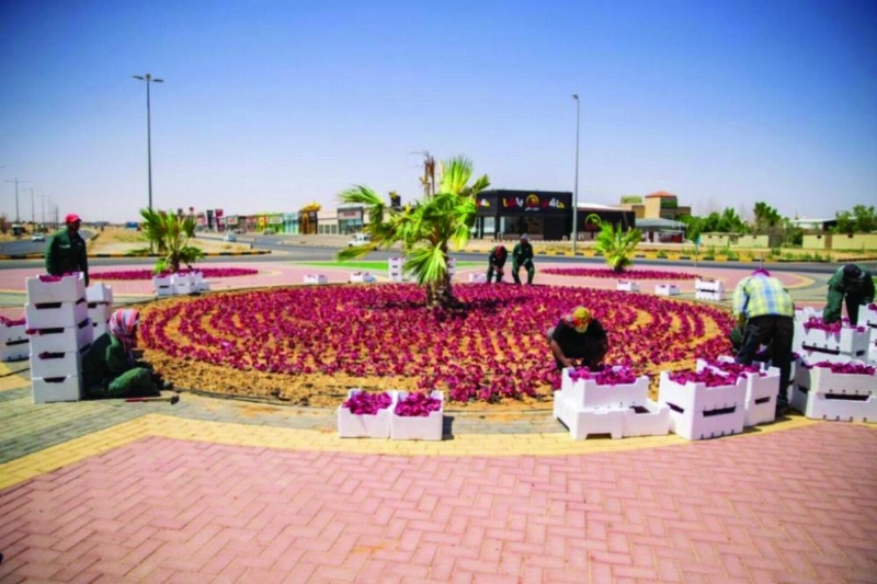 عمال يغرسون الزهور (مكة)