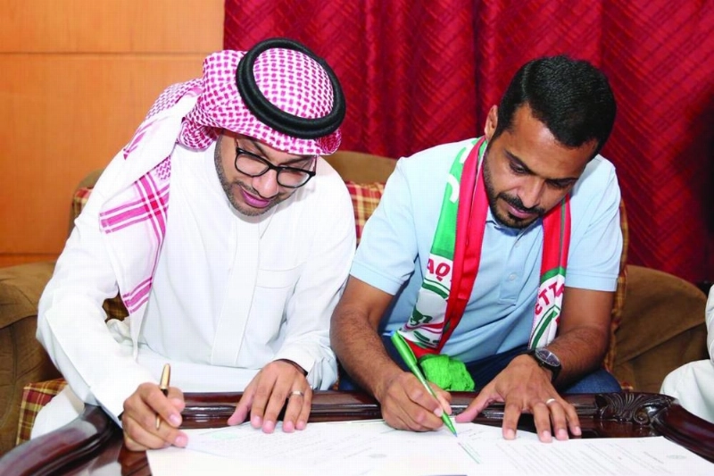 خالد الدبل وخالد العطوي خلال توقيع عقد تدريب الفريق الأول (مكة)