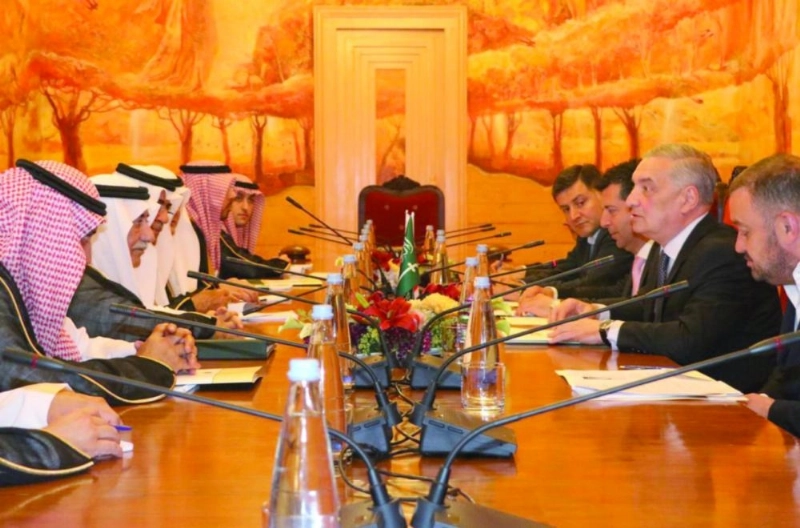 ماموكا باختادز لدى استقباله إبراهيم العساف (واس)