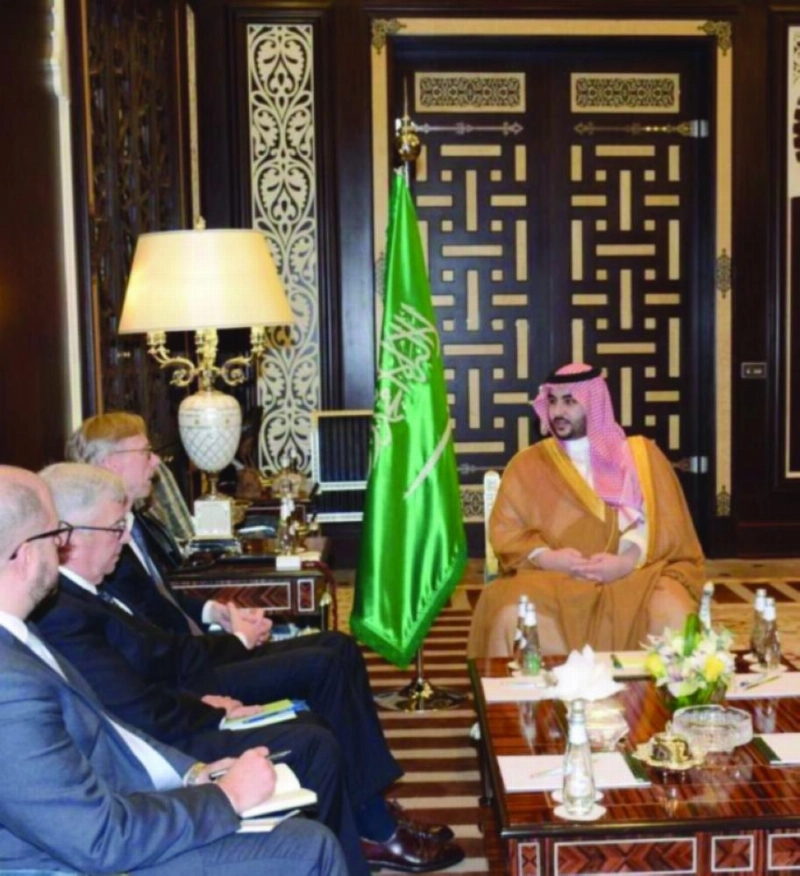 خالد بن سلمان لدى استقباله براين هوك (واس)