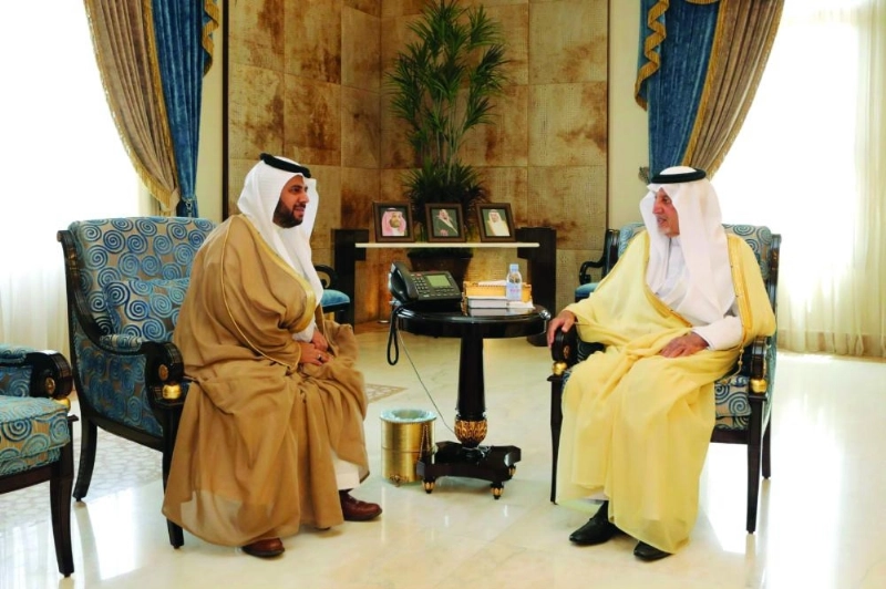 خالد الفيصل خلال استقباله فهد الزهراني (واس)