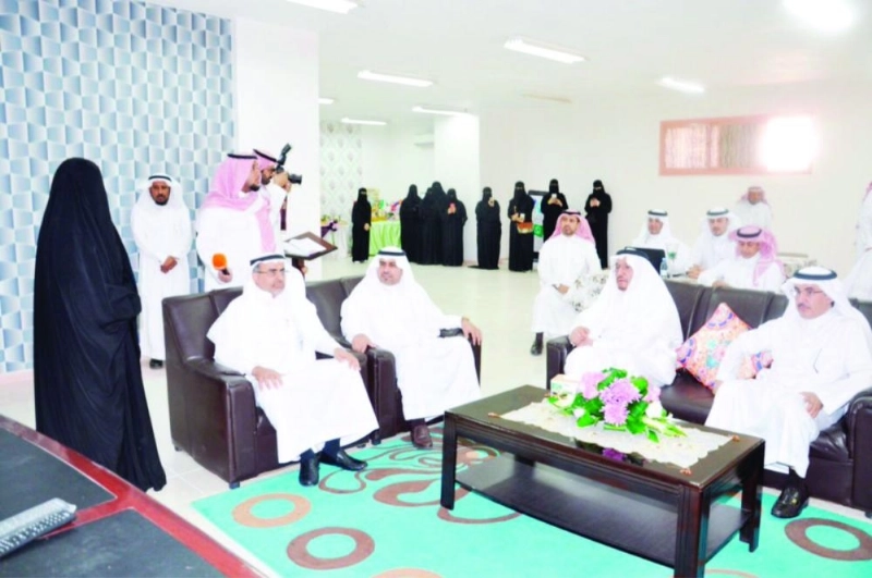 حمد آل الشيخ خلال زيارته لتعليم عسير (مكة)