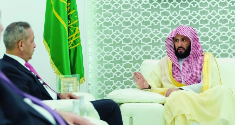 وليد الصمعاني خلال لقائه فائق زيدان (واس)