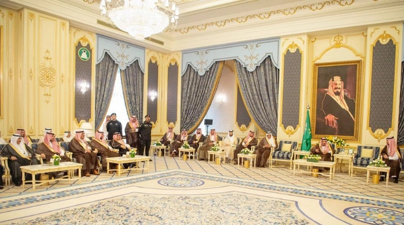 الملك سلمان لدى استقباله رئيس وكبار مسؤولي هيئة الرياضة ورؤساء الأندية والمهتمين بالشباب في قصر السلام بجدة أمس (واس)