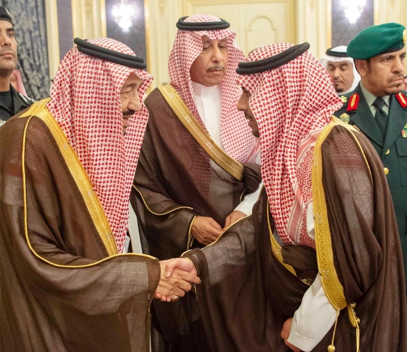 خادم الحرمين خلال الاستقبال