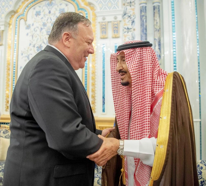 الملك سلمان خلال استقباله مايك بومبيو في قصر السلام بجدة أمس (واس)