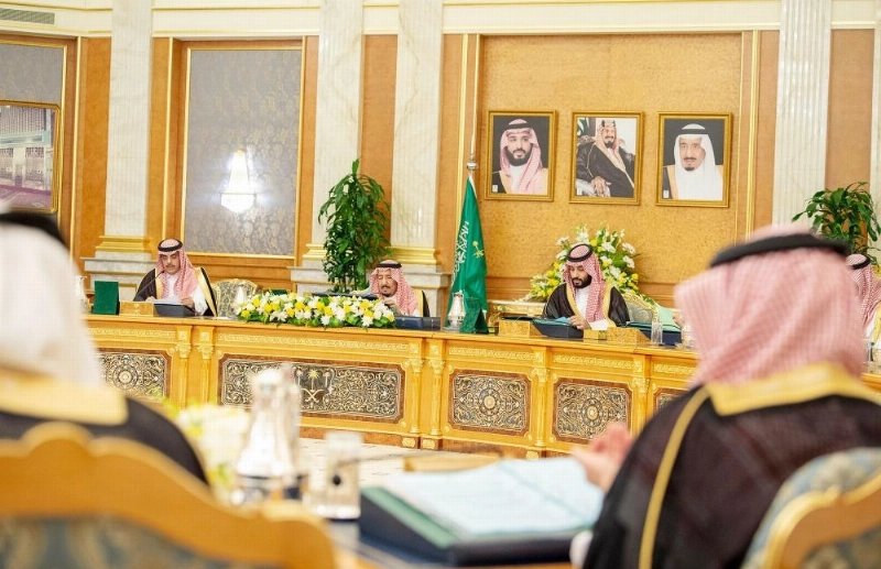 الملك سلمان لدى ترؤسه جلسة مجلس الوزراء في قصر السلام بجدة أمس (واس)