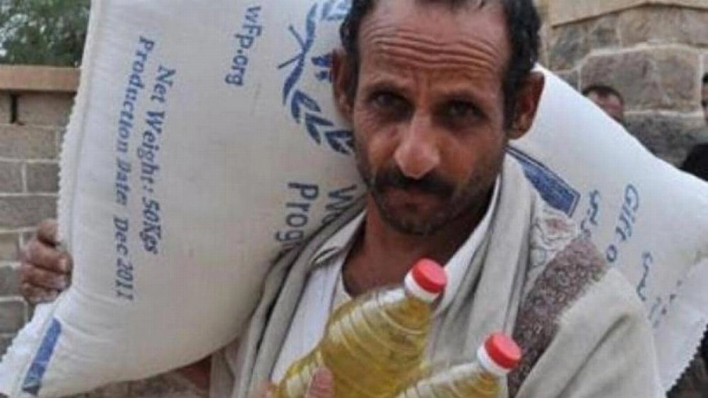 يمني يبحث عن طعام أسرته (مكة)
