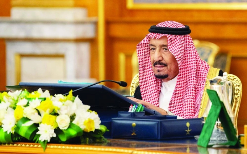 الملك سلمان لدى ترؤسه جلسة مجلس الوزراء في قصر السلام بجدة أمس (واس)